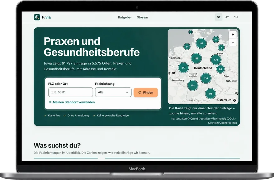 Verzeichnis Iuvia mit Karte und Suche nach Praxen und Gesundheitsberufen auf einem Laptop