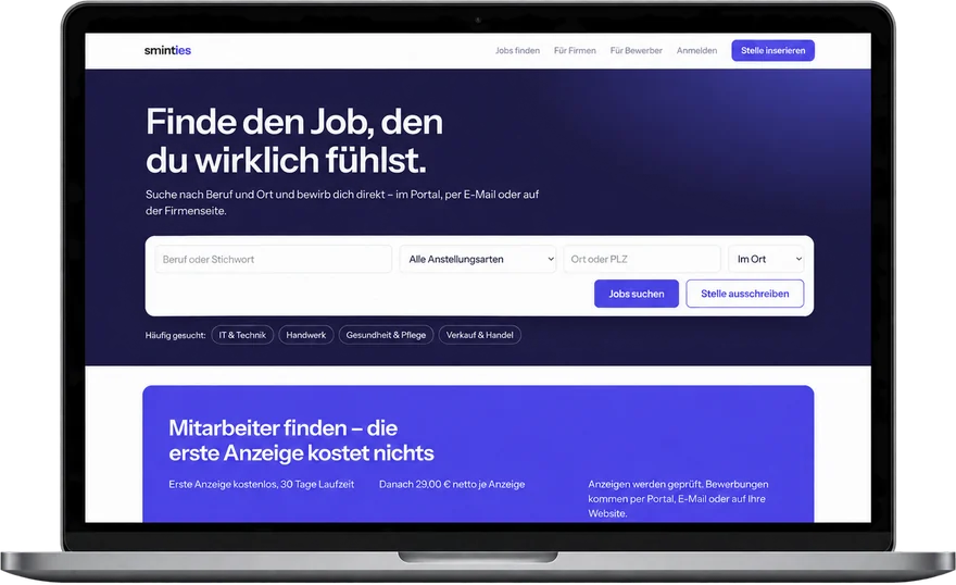 Jobportal sminties mit Jobsuche nach Beruf und Ort auf einem Laptop